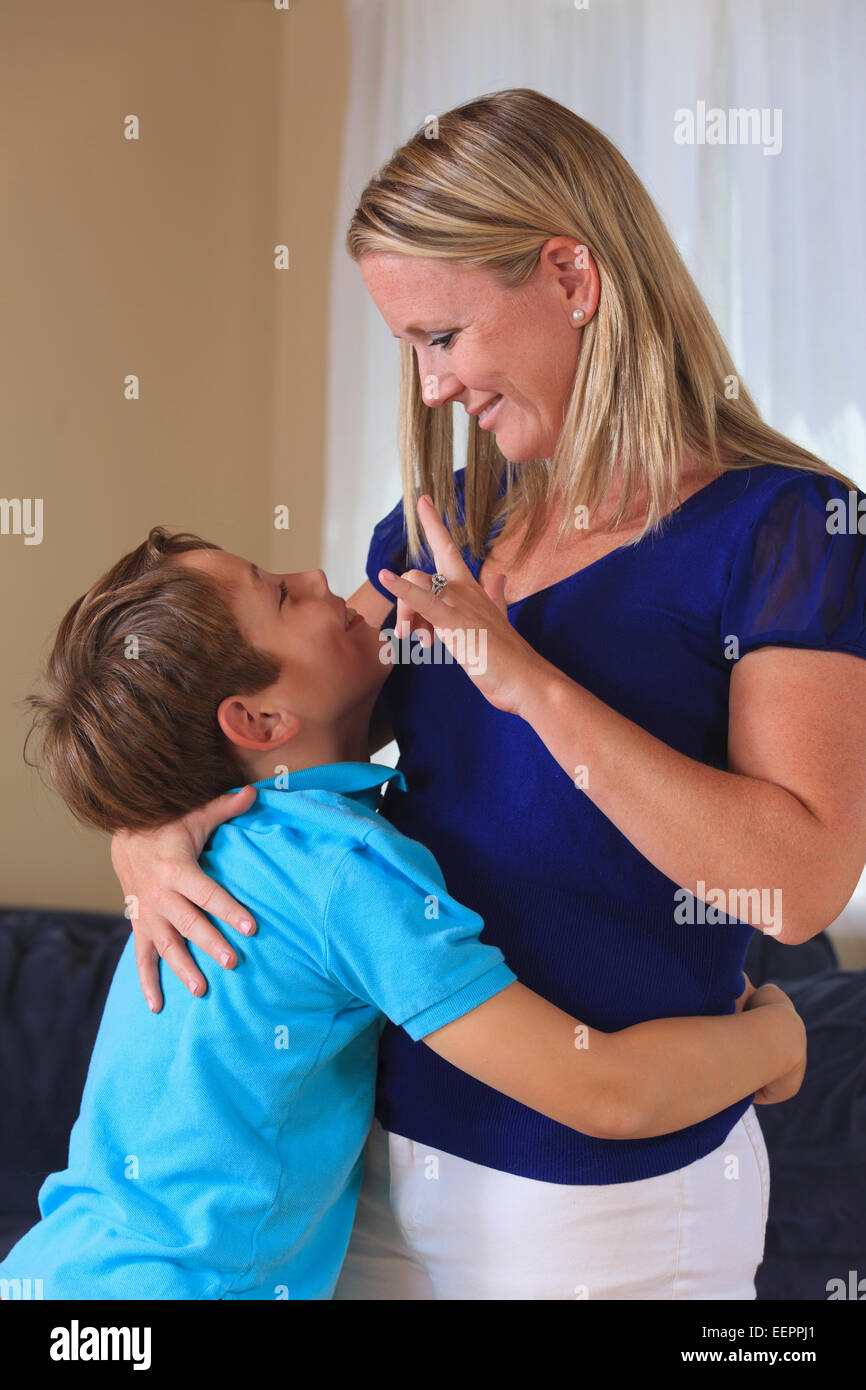 Mutter und Sohn mit Hörschädigungen umarmt und amerikanischer Gebärdensprache "Ich liebe dich" anmelden Stockfoto