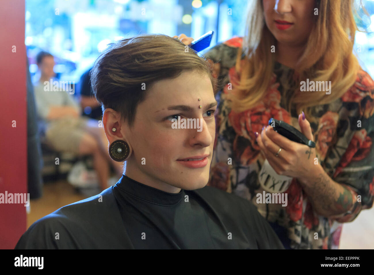 Stilvollen Mann mit einer Rückenmarksverletzung in einem Friseursalon Stockfoto