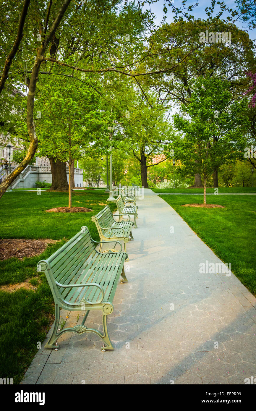 Bänke entlang eines Pfades im Capitol Complex in Harrisburg, Pennsylvania. Stockfoto