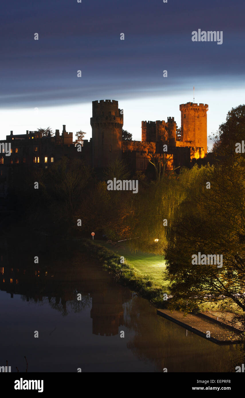 Warwick Castle, bei Einbruch der Dunkelheit beleuchtet. Warwickshire. VEREINIGTES KÖNIGREICH. Stockfoto