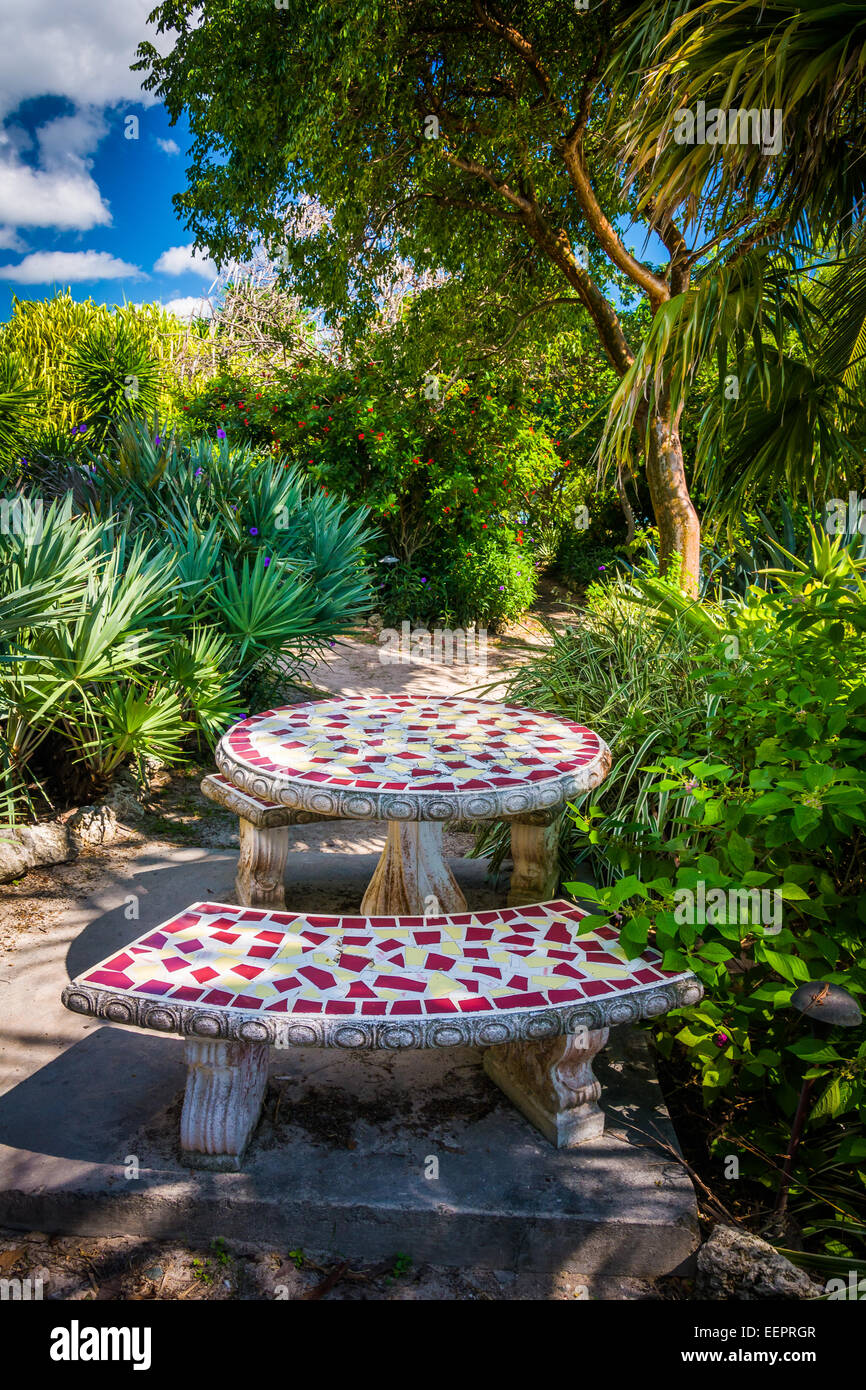 Bänke und Tisch in einem Garten in Key West, Florida. Stockfoto