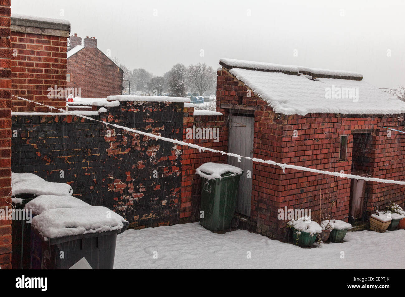 Ein Blick über eine verschneite Hinterhof in Hough Lane, Wombwell, South Yorkshire. Stockfoto