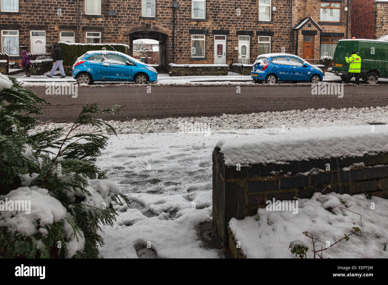 Verschneite Start in den Tag im Hough Lane, Wombwell, South Yorkshire. Stockfoto