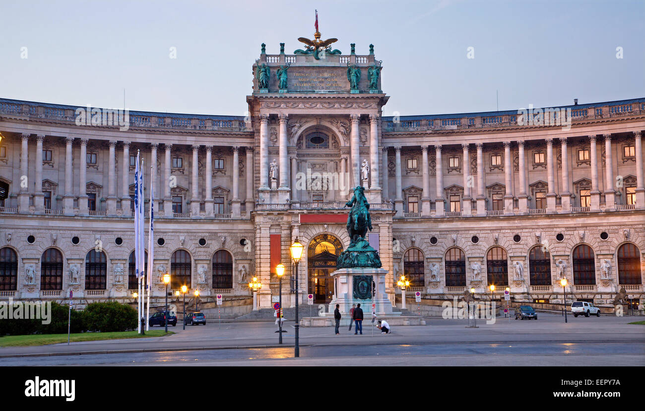 Wien, Österreich - 4. Juni 2011: Nacional Bibliotheksgebäude in Morgen-Dämmerung. Stockfoto