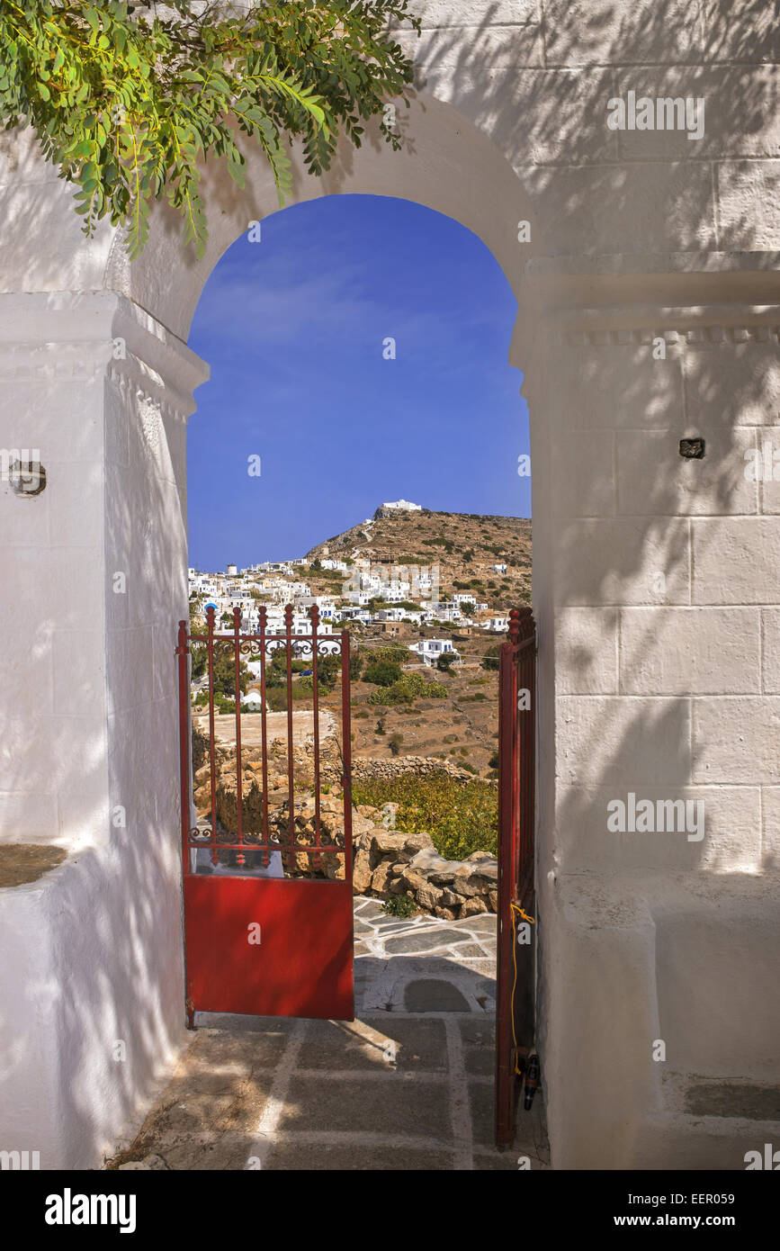 Detailaufnahmen in den gepflasterten Gassen von Chora (Chora) traditionelle Siedlung, die Hauptstadt der Insel Sikinos, Kykladen, Griechenland Stockfoto