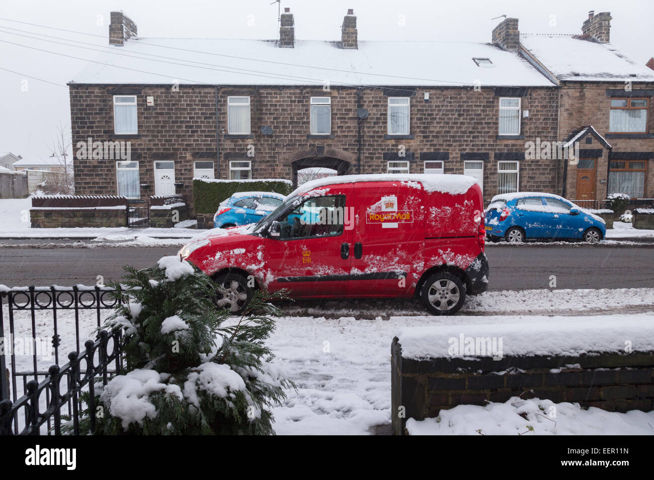Ein verschneite Start in den Tag hindert nicht die Royal Mail liefert die Post. Stockfoto