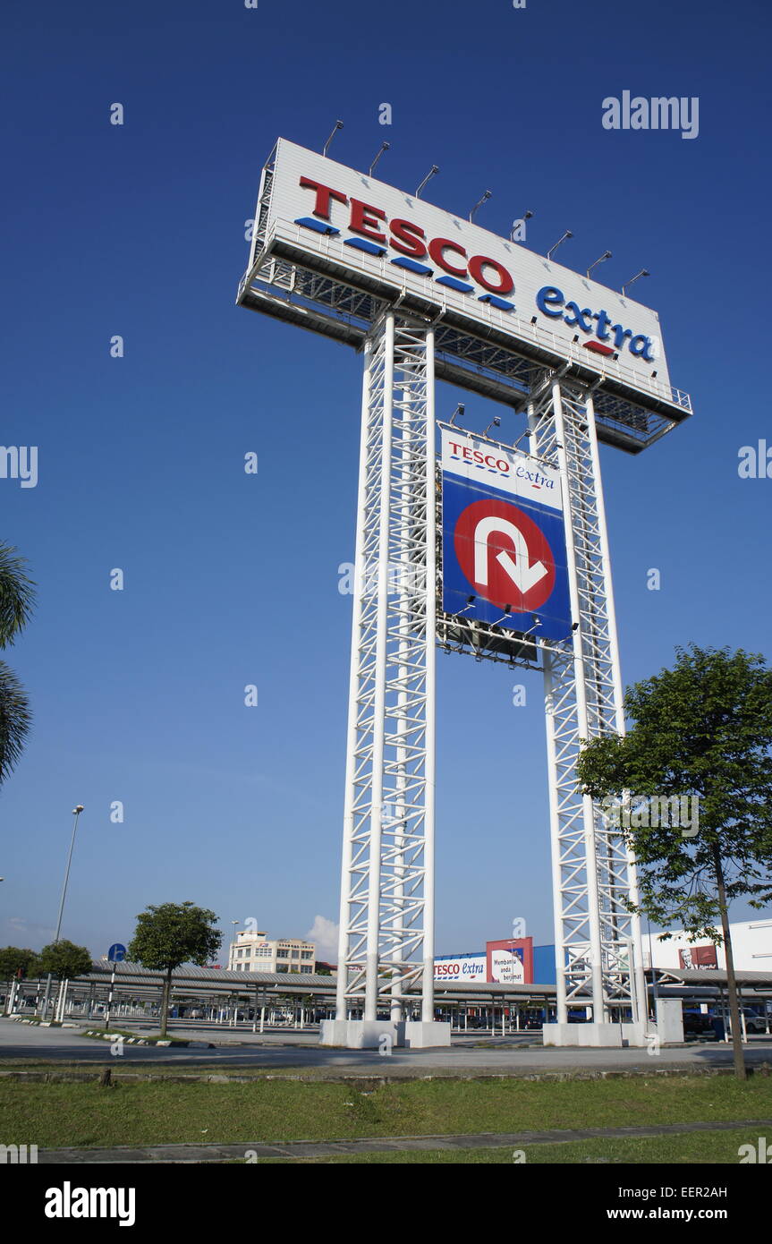 Billboard von Tesco Extra-Verbrauchermarkt in Malaysia Stockfoto