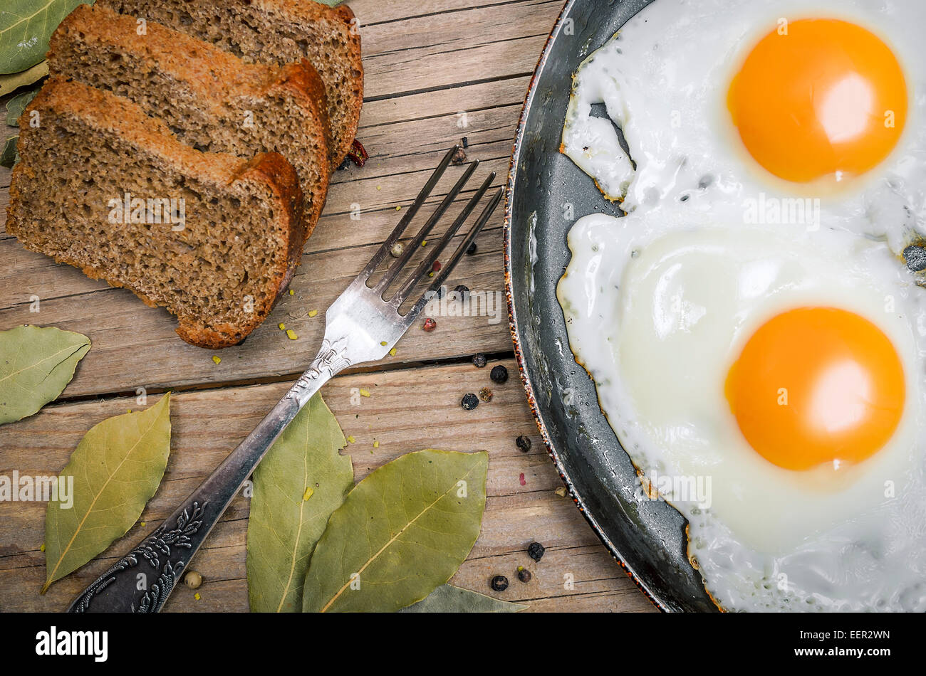 Spiegelei auf einer gusseisernen Pfanne Stockfotografie - Alamy Spiegelei auf einer gusseisernen Pfanne Stockfotografie - Alamy