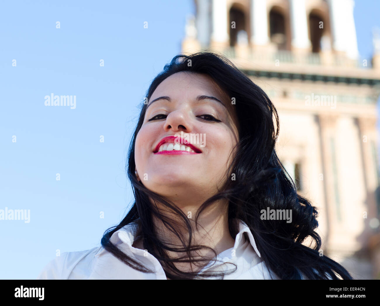 Eine Frau lächelnd in Plaza de Espana, Sevilla Stockfoto