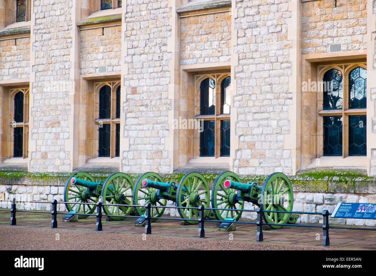 Tower of London, Kanonen aus der Schlacht von Waterloo vor den Waterloo Barracks im Tower, England, UK, 2015 Stockfoto