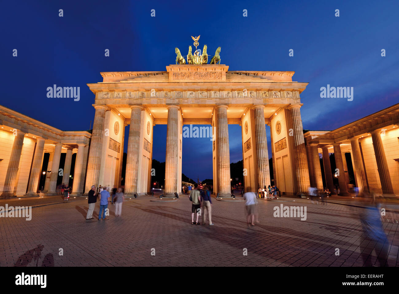 Deutschland, Berlin: Touristen, die nächtliche Schnappschüsse am Brandenburger Tor Stockfoto