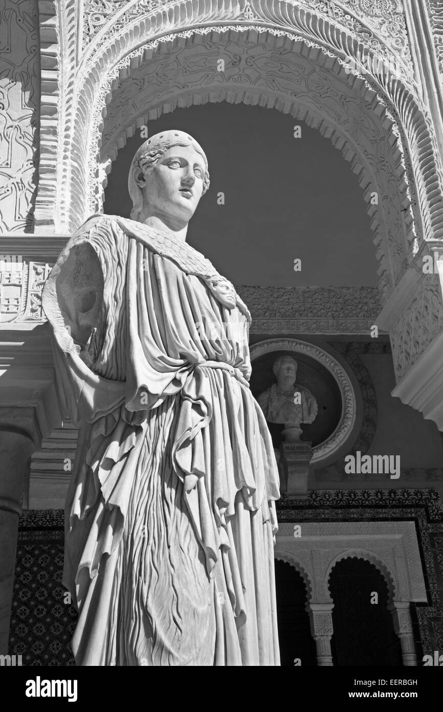 Sevilla, Spanien - 28. Oktober 2014: Die Kopie der antiken Statue Pallas Pacifera im Innenhof der Casa de Pilatos. Stockfoto