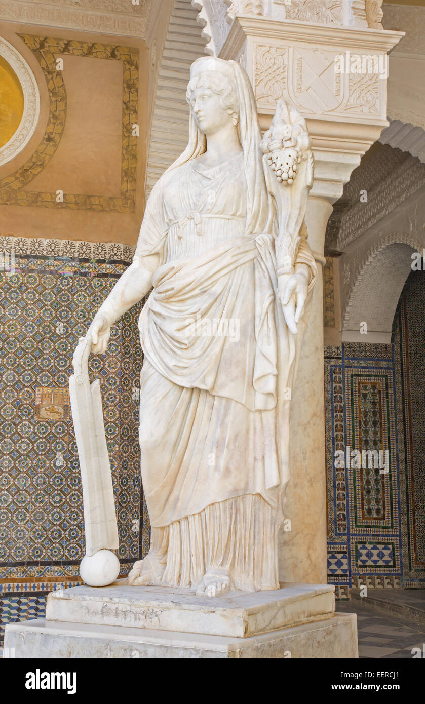 Sevilla, Spanien - 28. Oktober 2014: Die Kopie der antiken Statue im Innenhof der Casa de Pilatos. Stockfoto