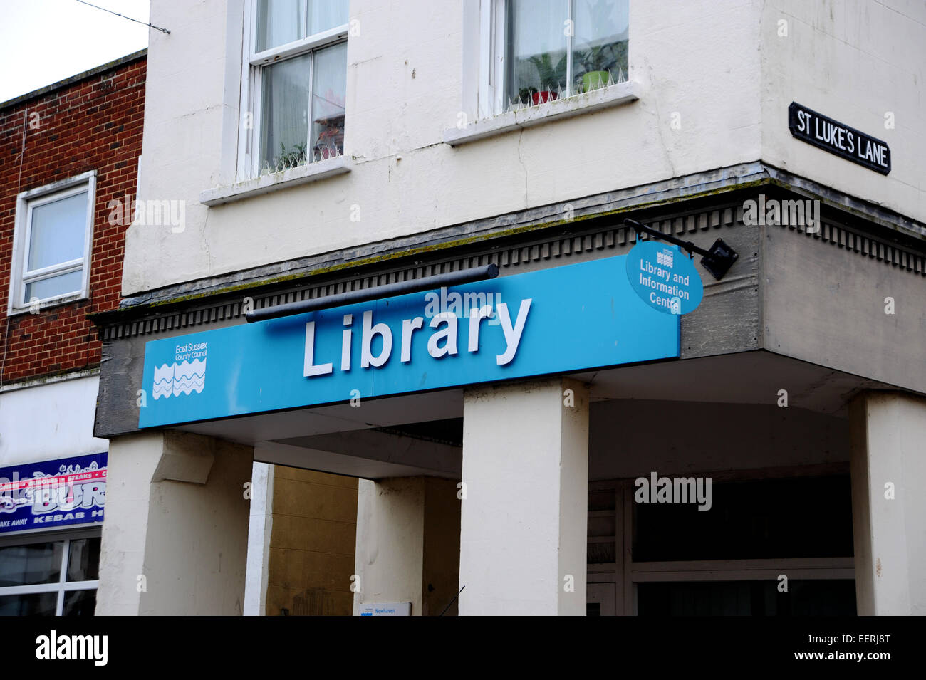 Newhaven East Sussex UK - The Public Library an der Ecke St Luke's Lane Stockfoto