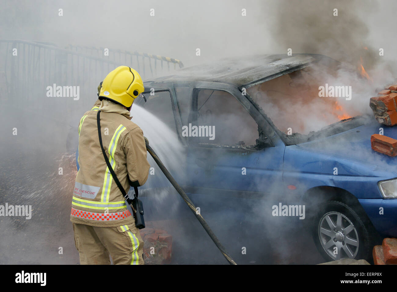 Auto Feuer, Straße Verkehr Zusammenstoß Stockfoto
