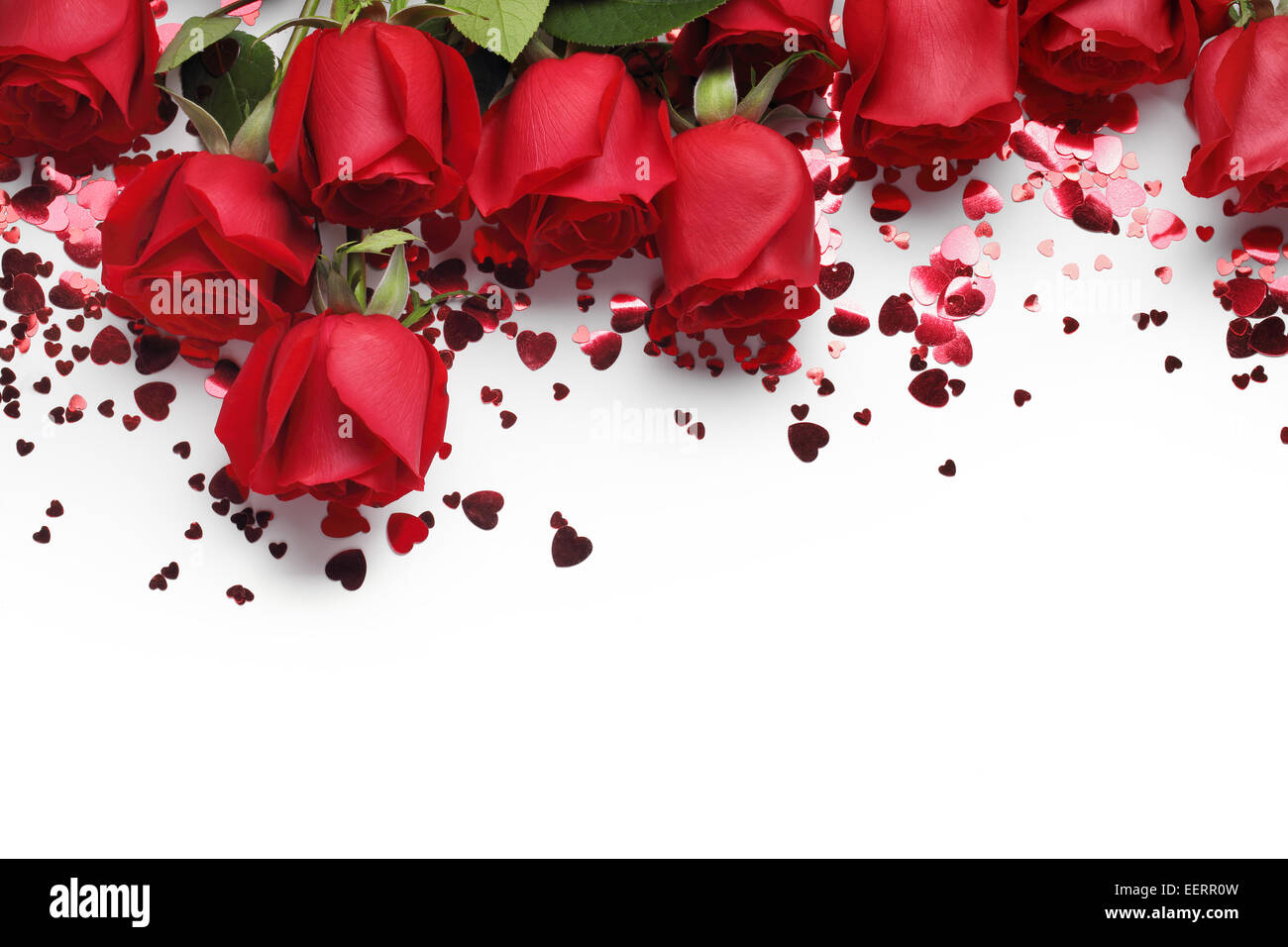 Rote Rosen und Herzen Form Ornamente auf weißem Hintergrund Stockfoto