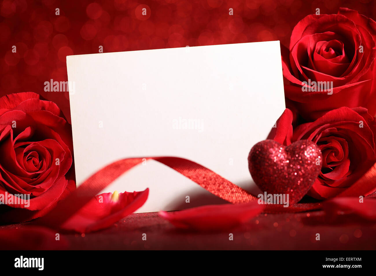 Valentine rose und leere Karte, Nahaufnahme. Stockfoto