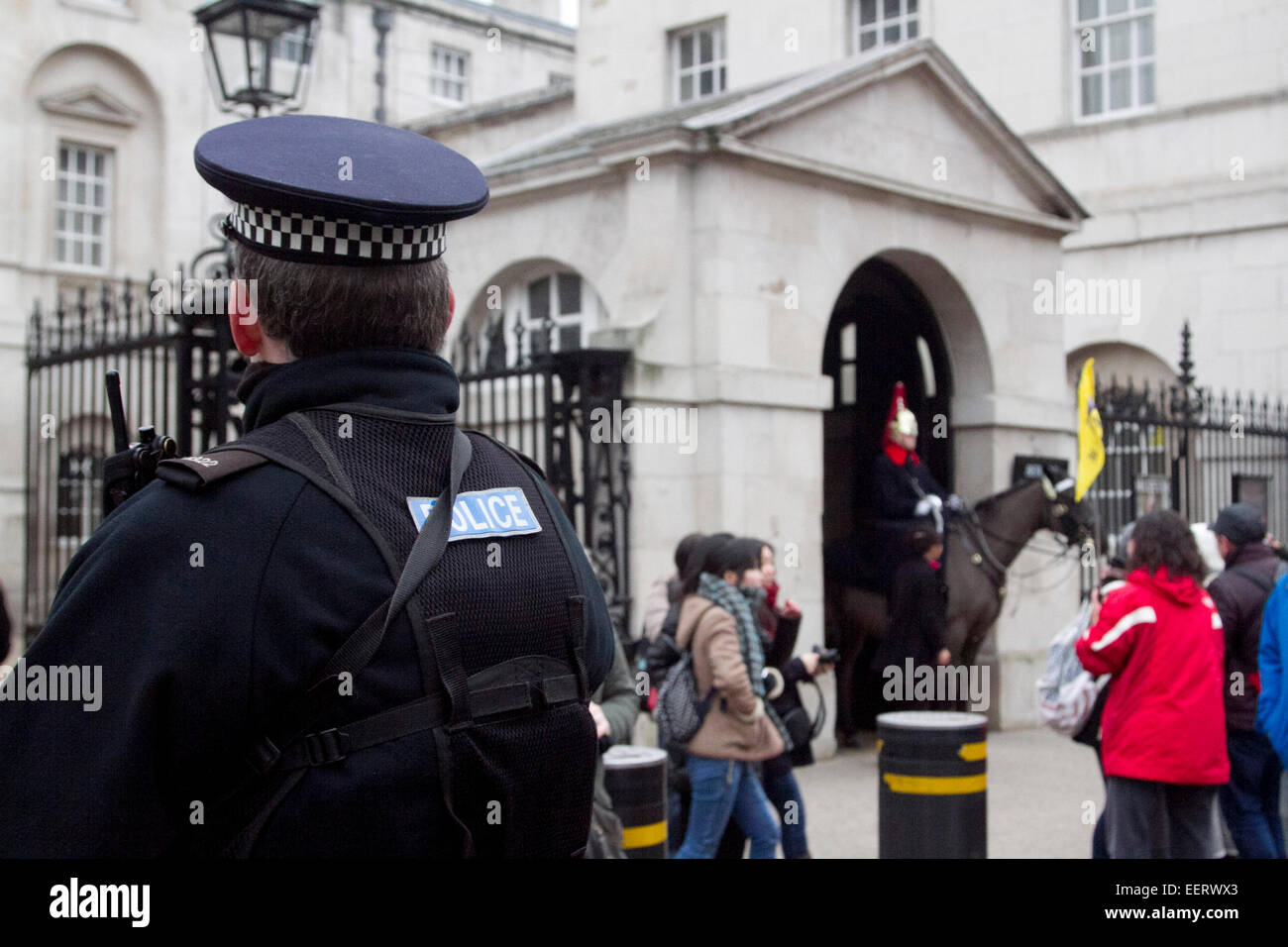 Westminster, London, UK. 21. Januar 2015. Bewaffnete Polizei Büro Wache stehen vor Horse Guards in Whitehall zum Schutz gegen mögliche Terrordrohung von radikalen islamistischen Gruppen. Bildnachweis: Amer Ghazzal/Alamy Live-Nachrichten Stockfoto