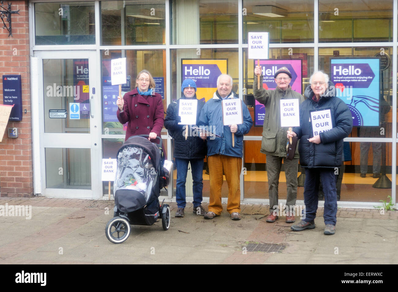 Keyworth, Nottinghamshire, UK. 21. Januar 2015. Gemeinderätin "Sam Boote" und Anwohner inszeniert 2hr Protest außerhalb Natwest Bank in das Dorf von Keyworth Nottinghamshire heute Morgen sammeln Unterschriften für die wachsende Petition. RBS (Royal Bank Of Scotland) planen, Keyworth Filiale in der Nähe und in der Nähe von Radcliffe-on-Trent Zweig. Dies zwingt treuen Kunden eine Reise mehr als zehn Meilen für ihren nächsten Bank.With nur wenige Links und eine ältere Bevölkerung diese gehen transportieren um die Dinge sehr schwierig. Bildnachweis: IFIMAGE/Alamy Live-Nachrichten Stockfoto