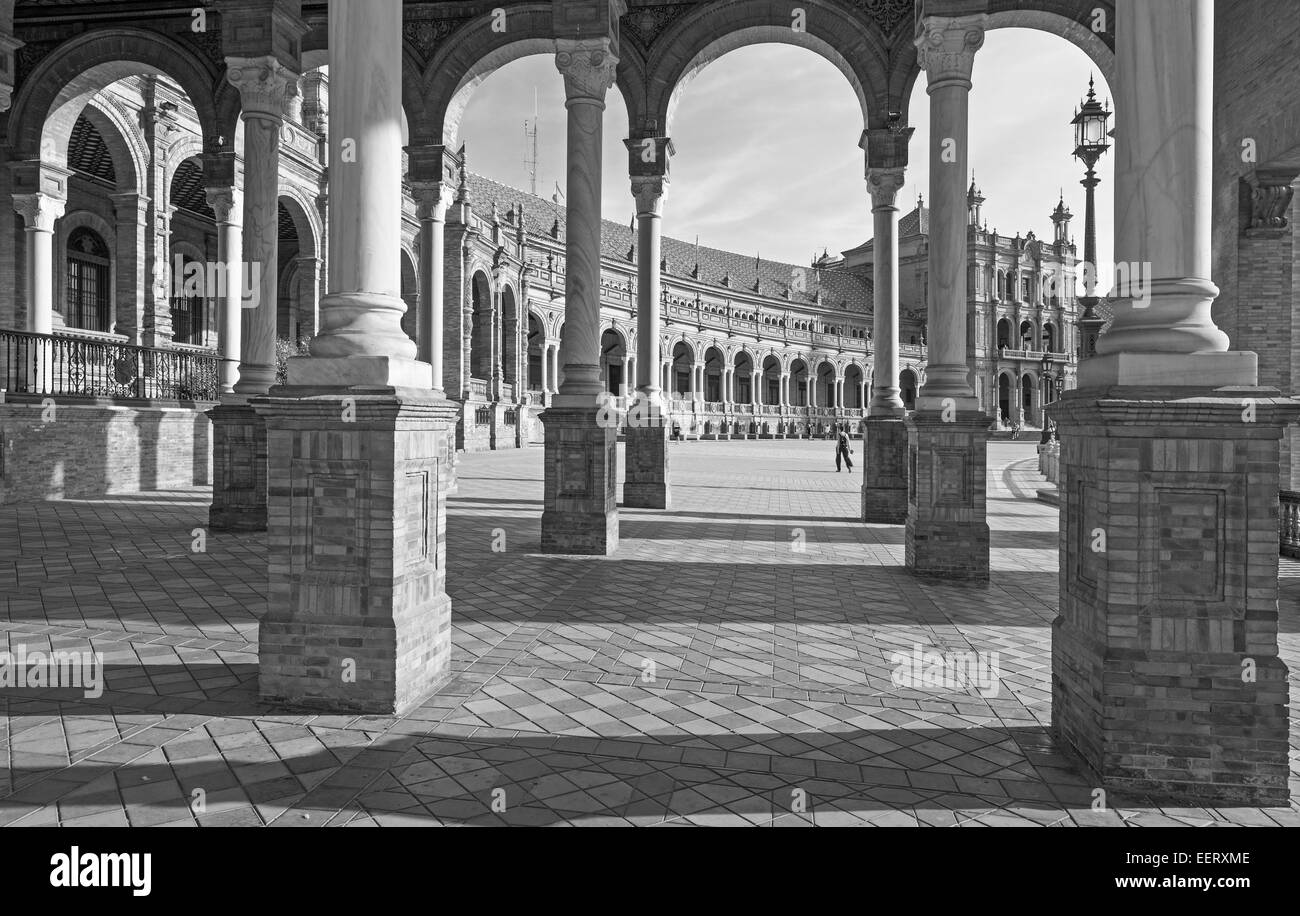 Sevilla - dem Portikus des Plaza de Espana Platz entworfen von Anibal Gonzalez (1920er Jahre) im Art-Déco- und Neo-Mudéjar-Stil. Stockfoto