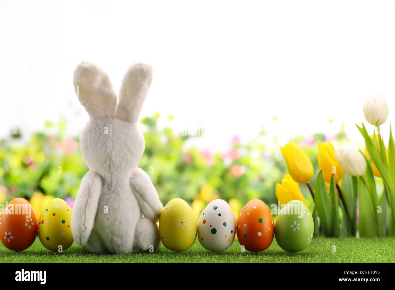 Oster-Deko mit Hasen, Eiern und Blumen. Stockfoto
