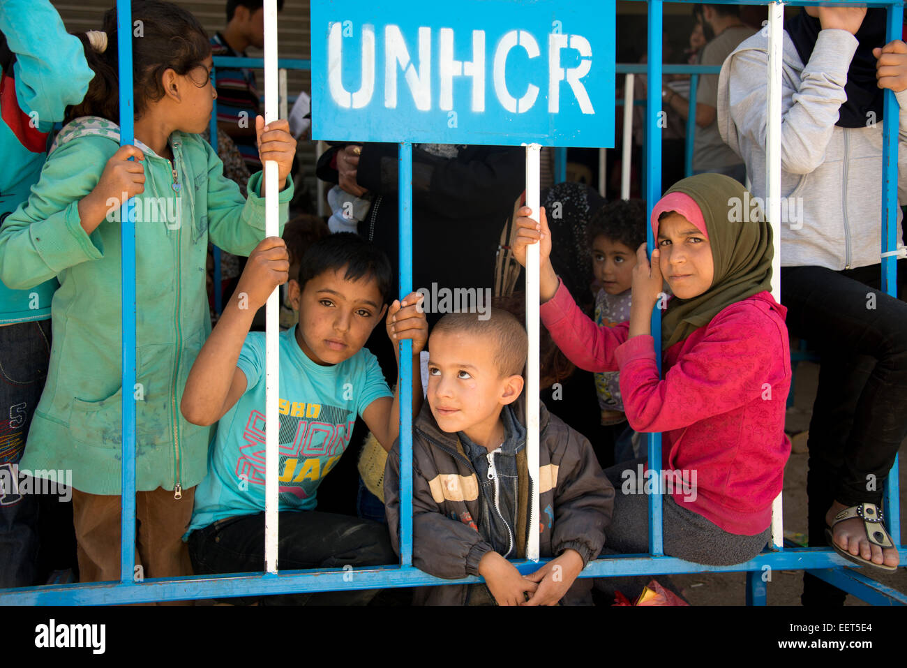 Syrische Flüchtlingskinder warten auf die Registrierung beim UNHCR Stockfoto