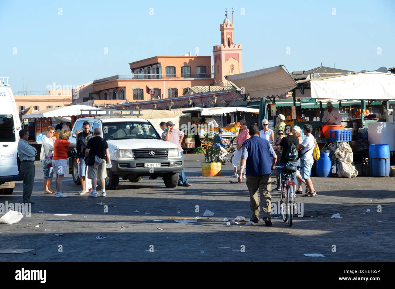 Touristen, die Versammlung für Tagesausflüge auf dem Hauptplatz, Marrakesch, Marokko Stockfoto