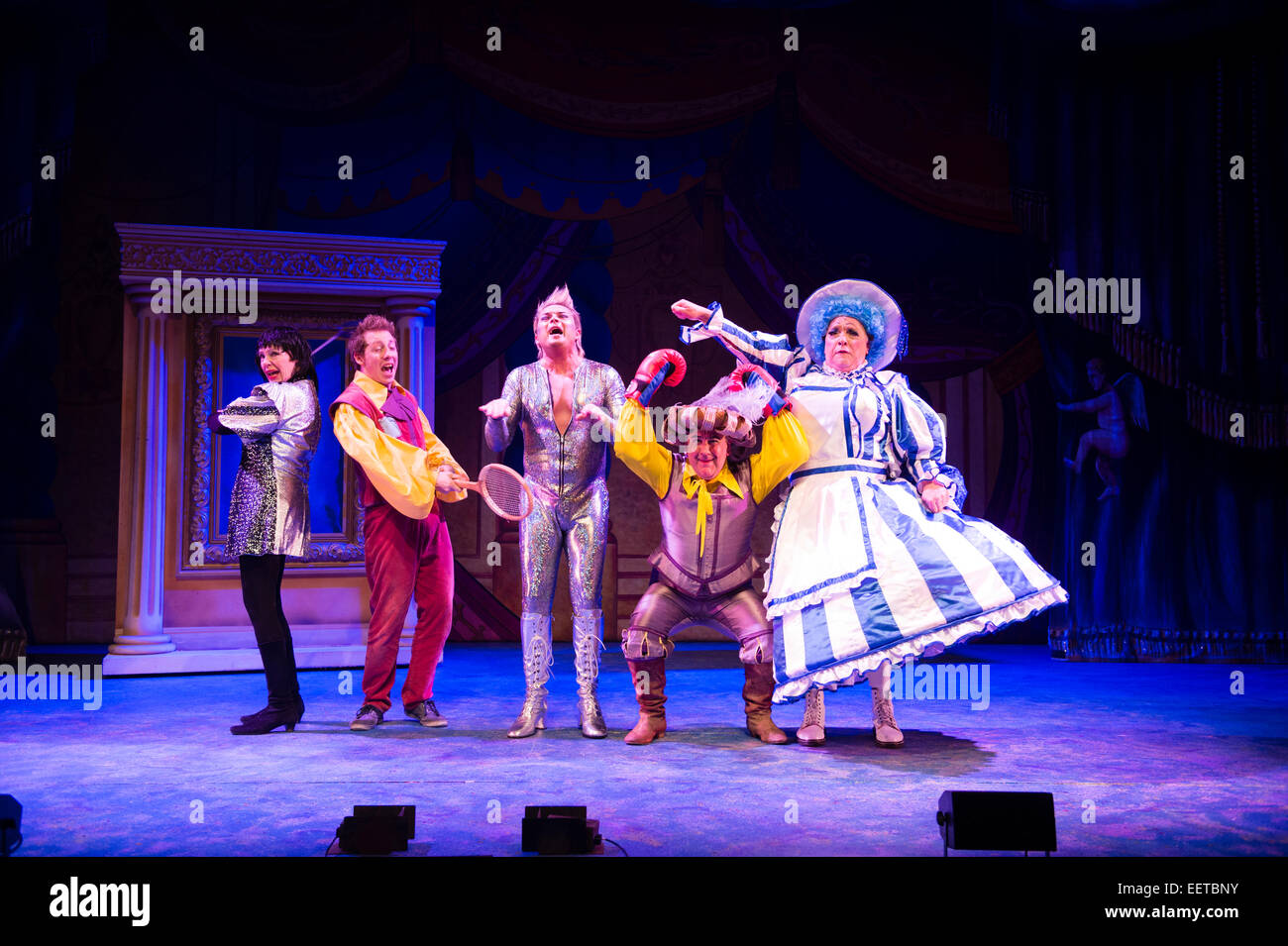 Amateur Schauspielern in ihren aufwendigen Kostümen auf der Bühne in "Schneewittchen und die sieben Zwerge" traditionellen "Panto" Pantomime, UK Stockfoto