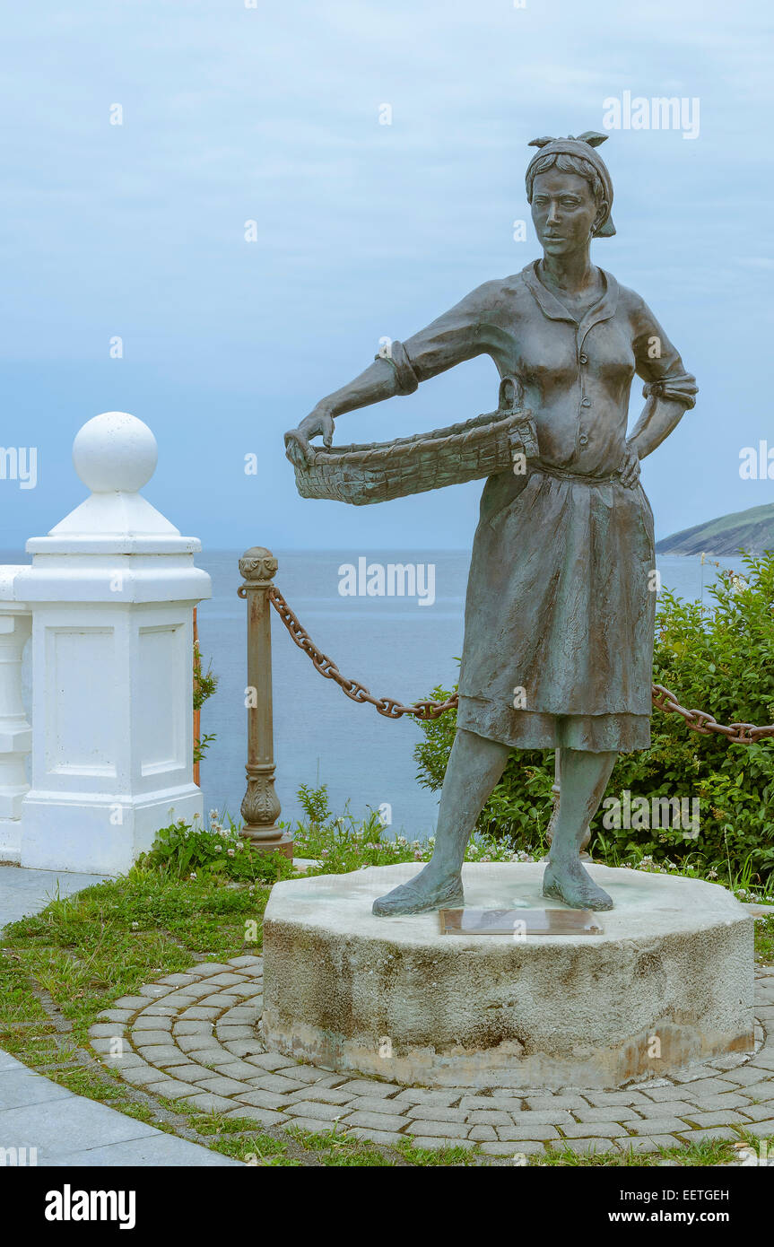 Skulptur einer Frau Verkauf von Fischen mit einem Korb in Comillas, Kantabrien Spanien, Europa Stockfoto