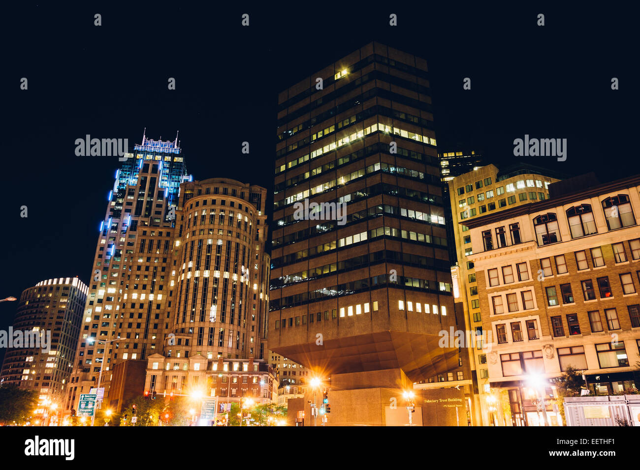 Gebäude im Financial District in der Nacht, in Boston, Massachusetts. Stockfoto