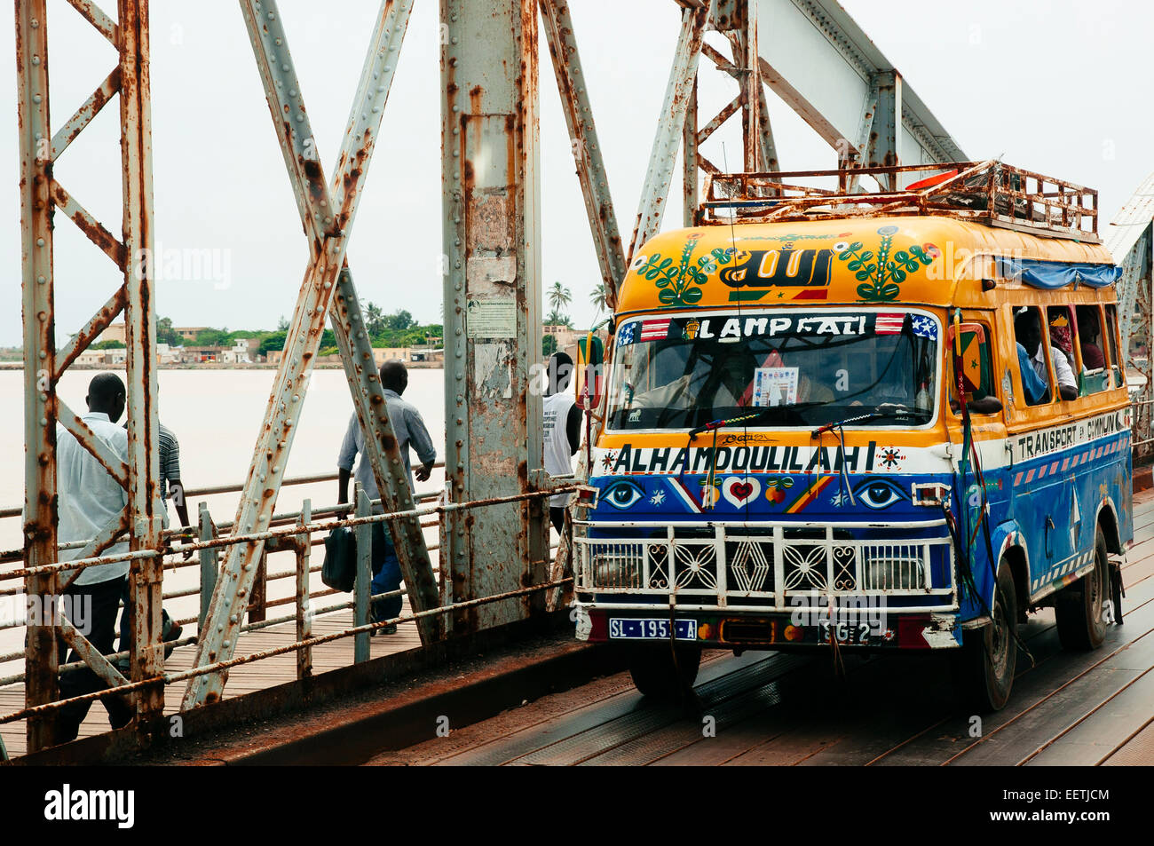 Teilen Sie dem Taxi Faidherbe Brücke, Saint-Louis, Senegal. Stockfoto