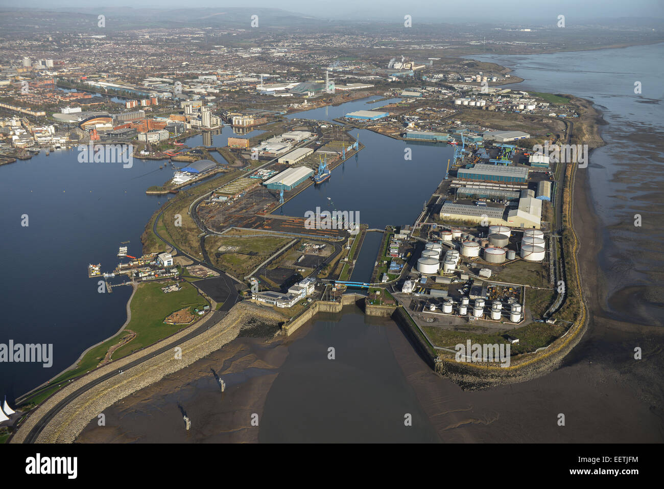 Eine Luftaufnahme des Cardiff Docks an einem schönen Tag mit der Stadt sichtbar hinter Stockfoto