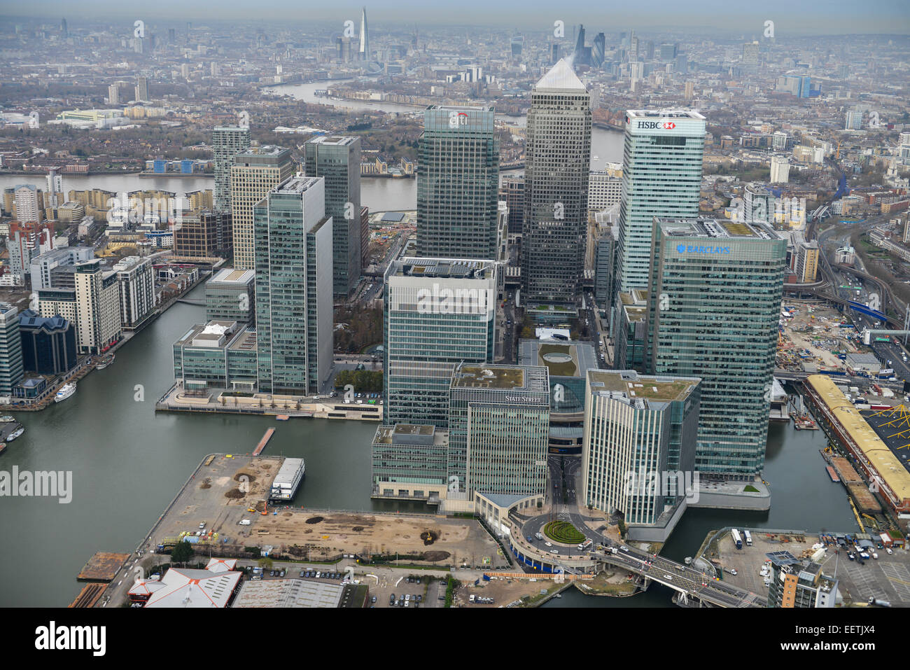 Eine Luftaufnahme von der Geschäft Bezirk von Canary Wharf in London mit der Stadt im Hintergrund Stockfoto