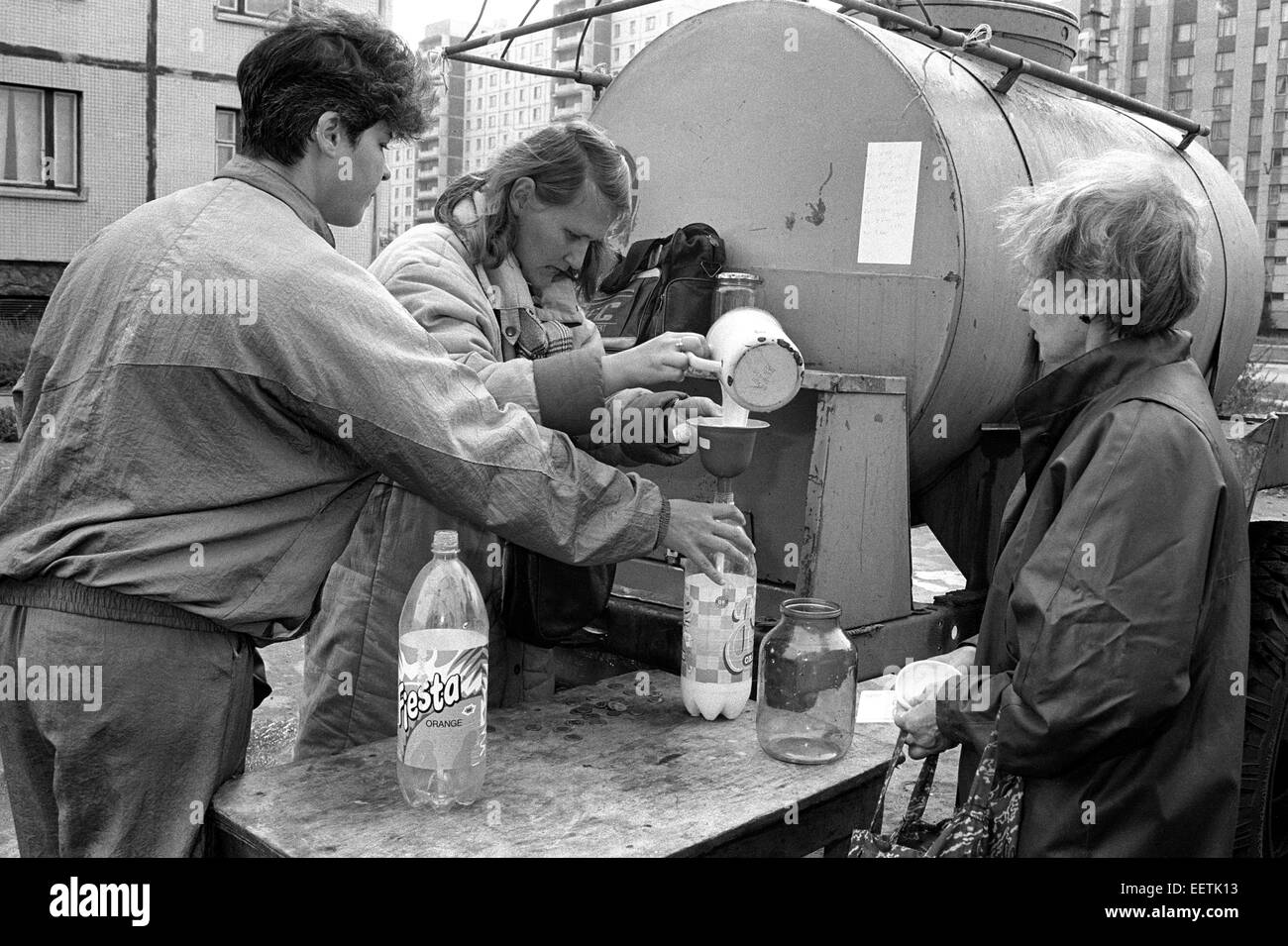 Russischen Volkes in Wohnsiedlung in St. Petersburg Frischmilch, die kommt täglich von Bauernhöfen und beide frisch und billiger als kaufen Stockfoto