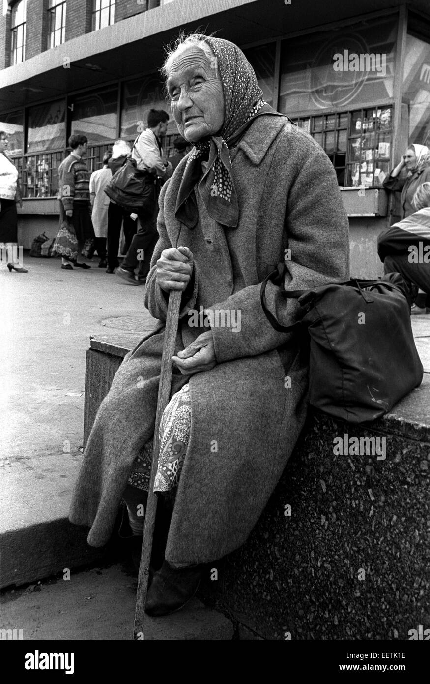 Blinde Frau Betteln auf den Straßen in der Nähe von Bahnhof in St. Petersburg, Russland Stockfoto