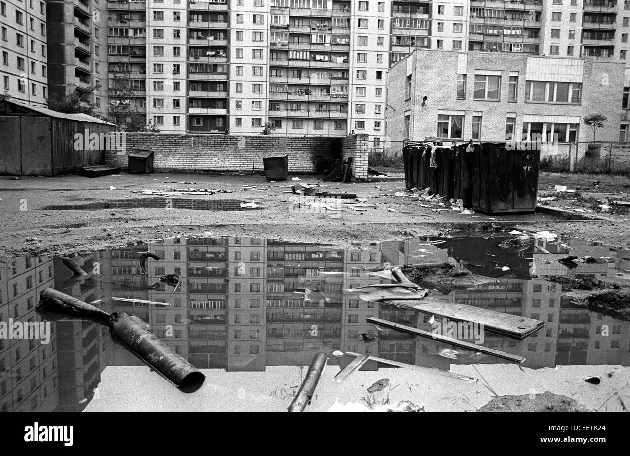 Wohnsiedlung Block in St. Petersburg mit überfüllten Lebensbedingungen Stockfoto