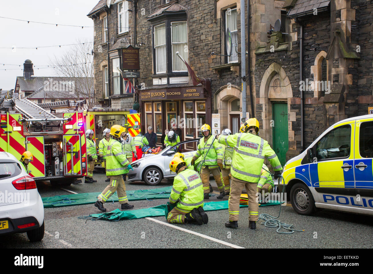 Bowness auf Windermere Cumbria UK 21. Januar 2015. Auto stürzte in Shop. Ältere Frau aus dem Auto geschnitten werden muss-dann geflogen mit einem Luft-Krankenwagen ins Krankenhaus Credit: Gordon Shoosmith/Alamy Live News Stockfoto