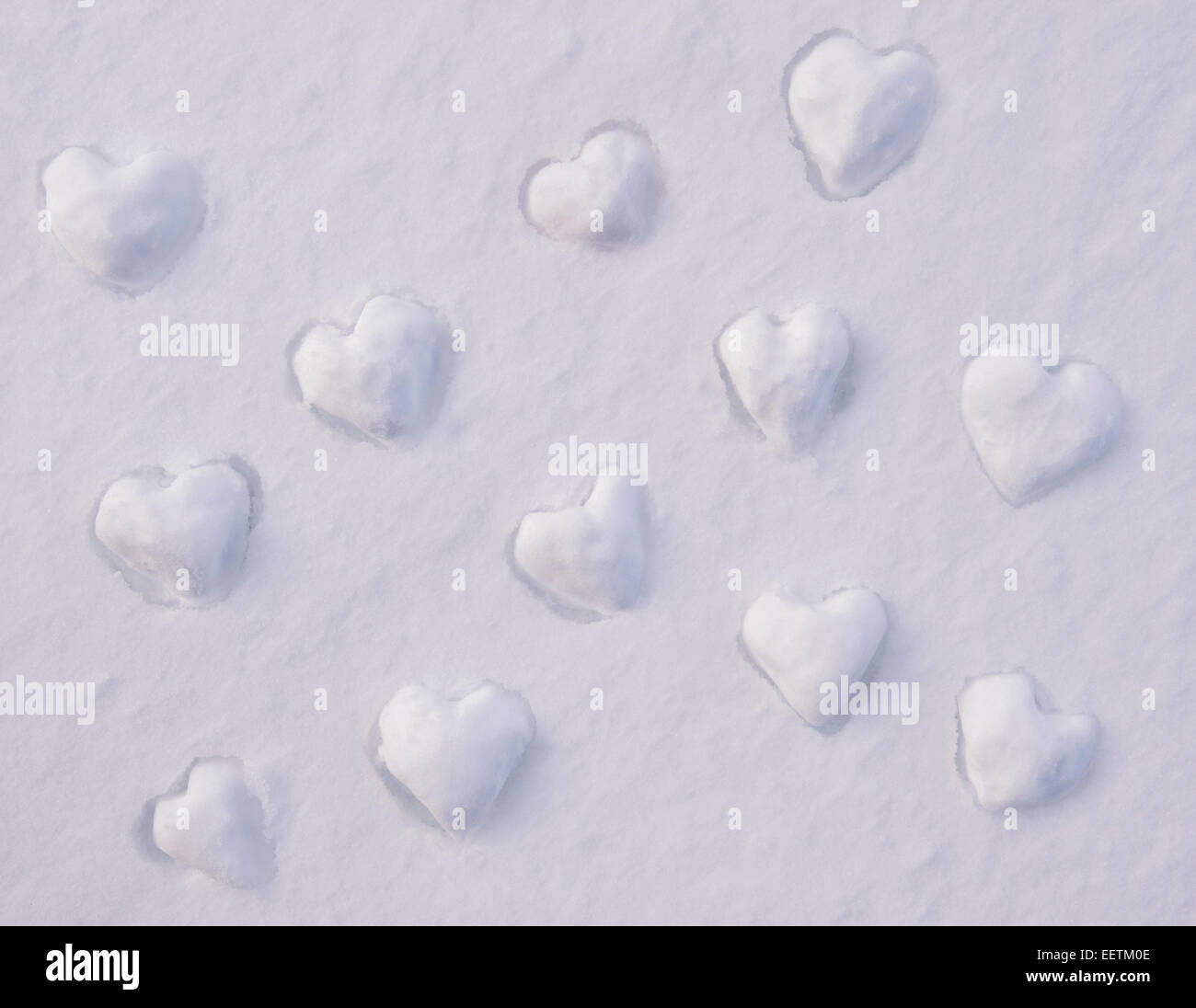 Liebe Herzformen im Schnee Stockfoto