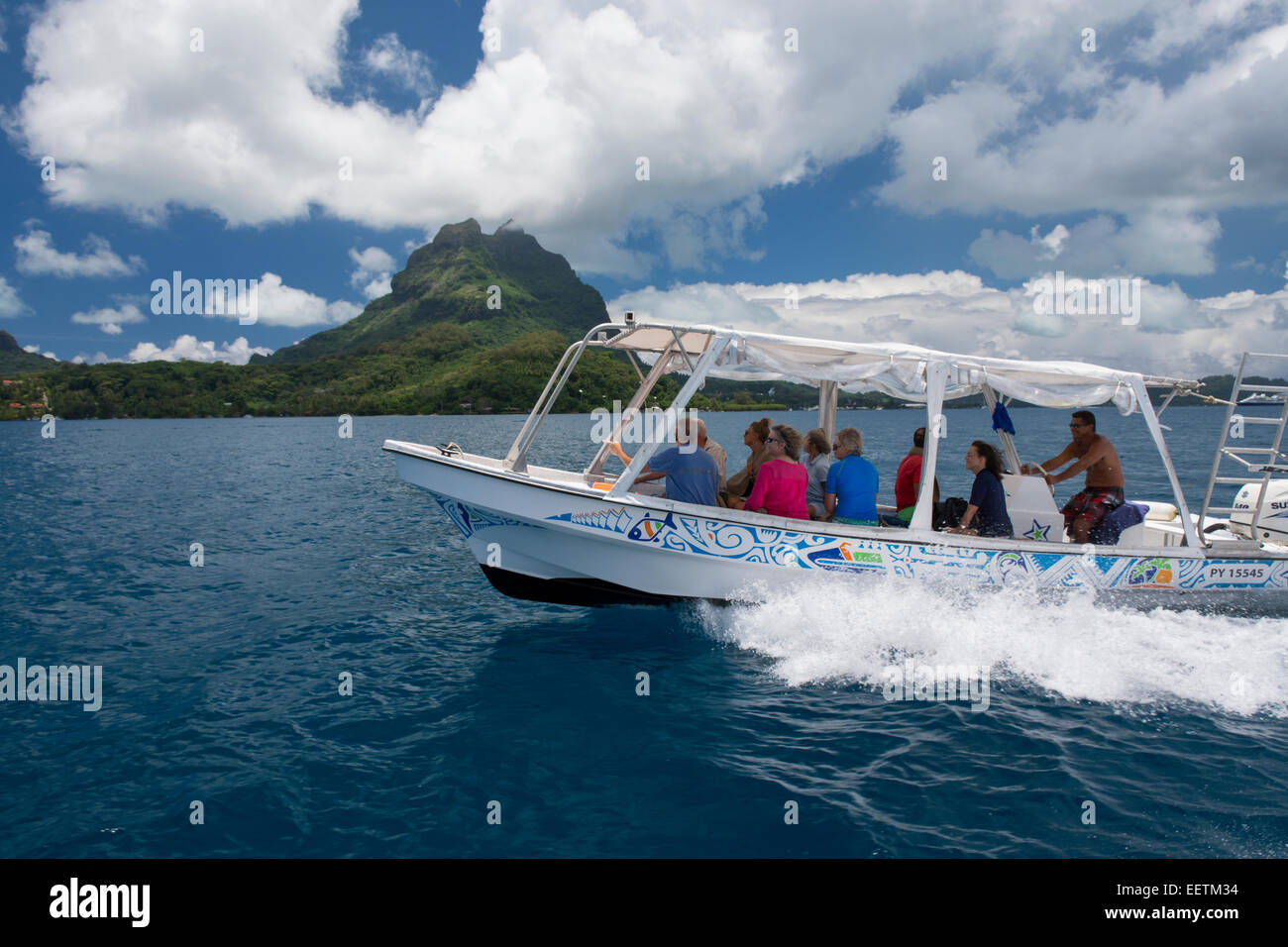 Französisch Polynesien, Bora Bora, Gesellschaftsinseln, Leeward-Inseln. Touristischen Sightseeing-Boot mit den klassischen Blick auf Bora Bora Vulkan Stockfoto