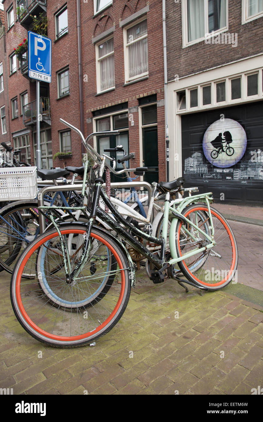 Fahrräder und Grafitti, Amsterdam, Holland Stockfoto