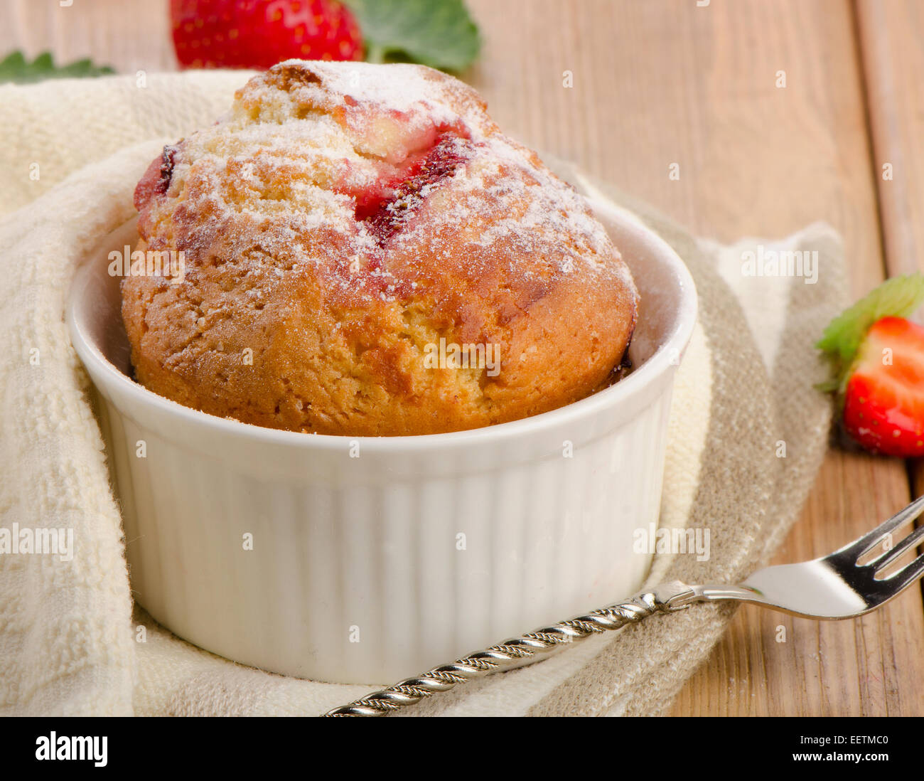 Köstliche hausgemachte Berry Kuchen mit frischen Beeren. Selektiven Fokus Stockfoto