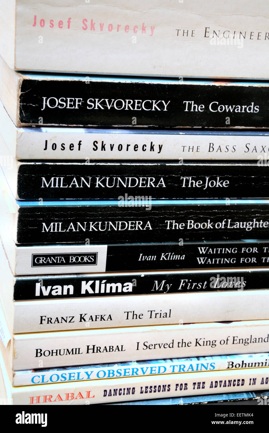 Taschenbücher von tschechischen Autoren: Škvorecký; Kundera; Klima; Kafka; Hrabal Stockfoto