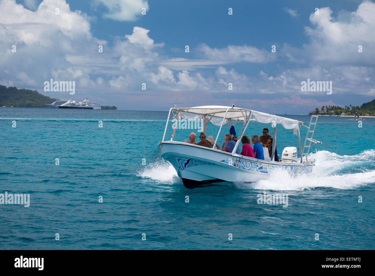 Französisch Polynesien, Bora Bora, Gesellschaftsinseln, Leeward-Inseln. Touristischen Sightseeing-Boot. Stockfoto
