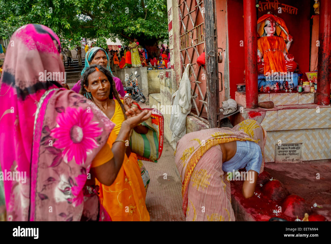 Frauen unterhalten sich in einem Schrein im Shree Lakshminarayan Tempelkomplex in Rajgir, Bihar, Indien. Stockfoto