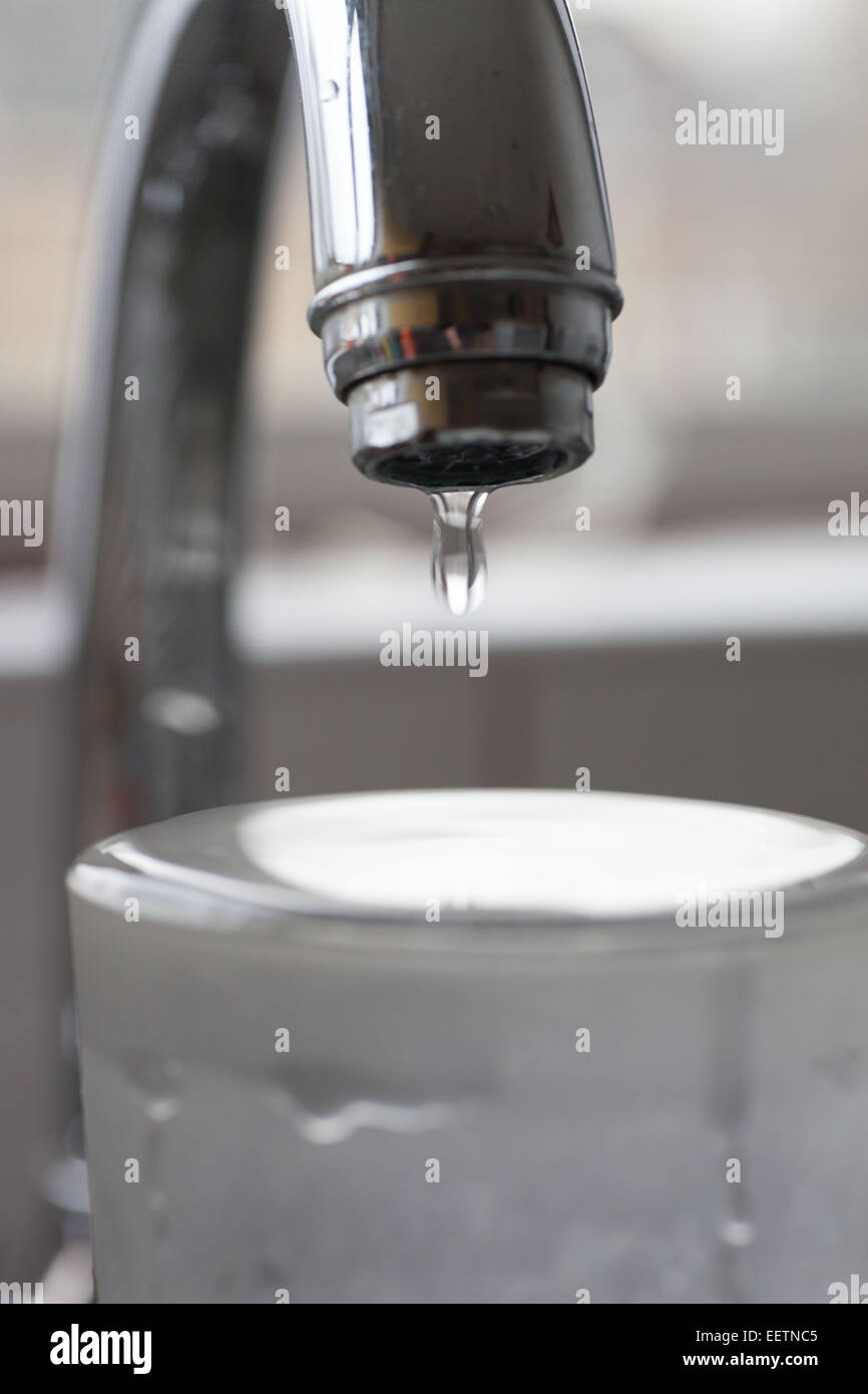 Waschbecken Sie in Küche mit Wasserhahn und ein Glas Wasser. Stockfoto