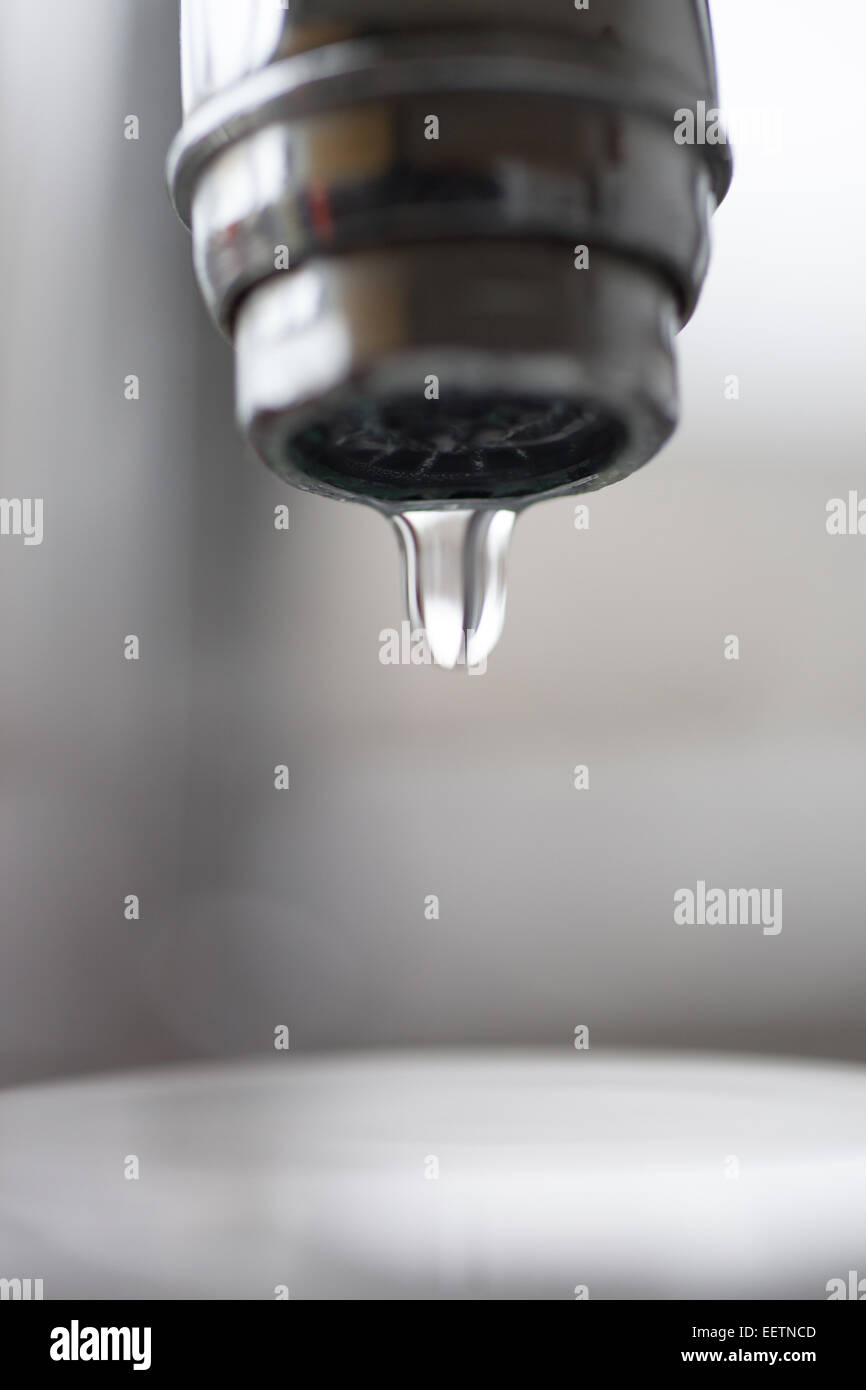 Waschbecken Sie in Küche mit Wasserhahn und ein Glas Wasser. Stockfoto