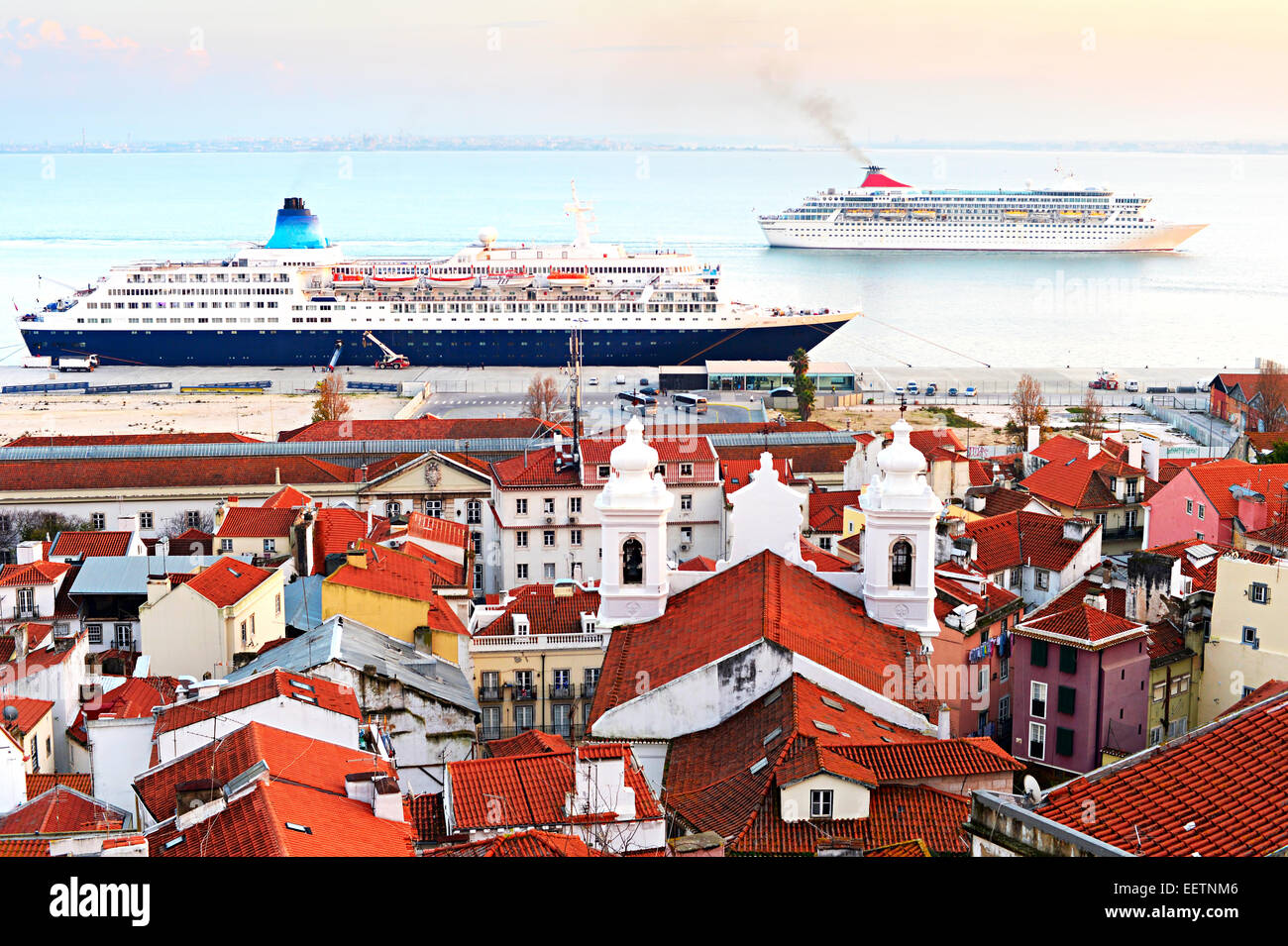 Kreuzfahrtschiffe im Hafen von Lissabon in der Abenddämmerung. Portugal Stockfoto