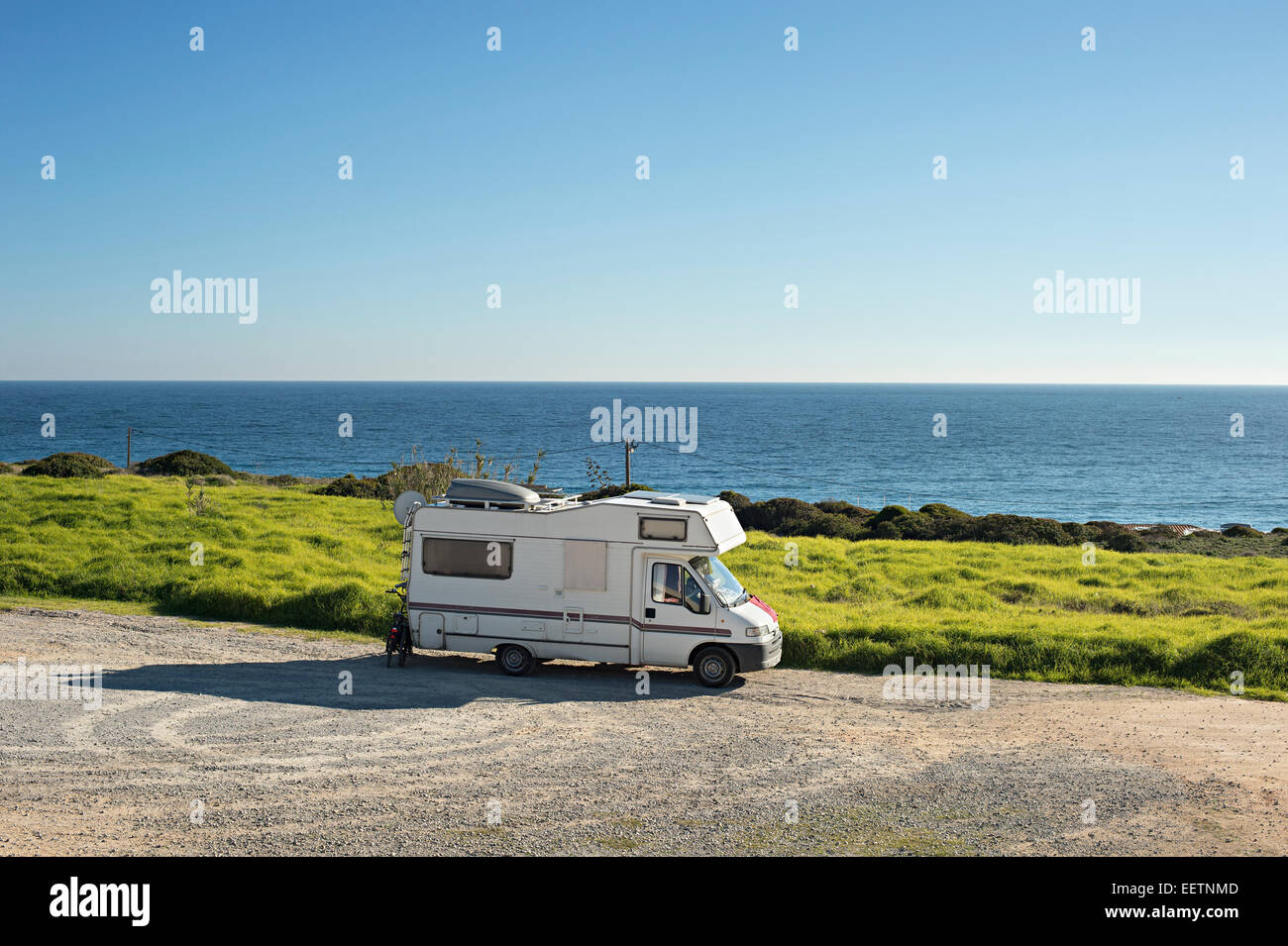 Wohnwagen am Strand direkt am Meer in Sagres, Portugal Stockfoto