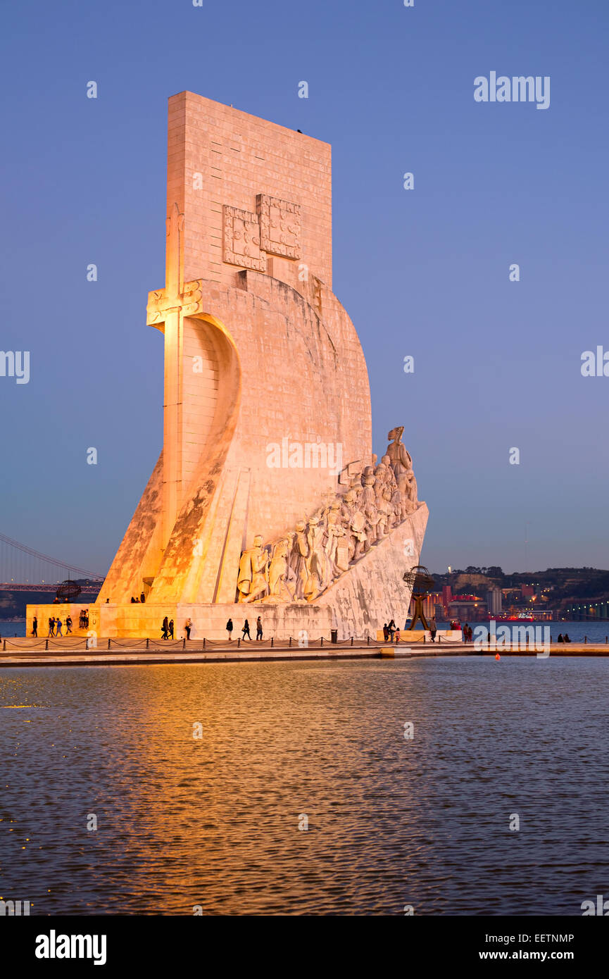 Denkmal der Entdeckungen in der Abenddämmerung in Lissabon, Portugal Stockfoto