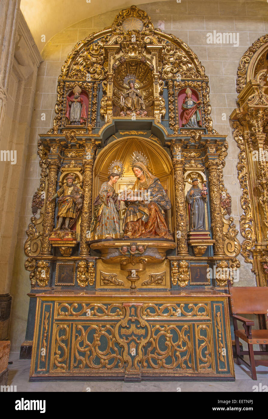 Sevilla, Spanien - 28. Oktober 2014: Der Seitenaltar mit der St.-Anna-Kind Mary Stockfoto